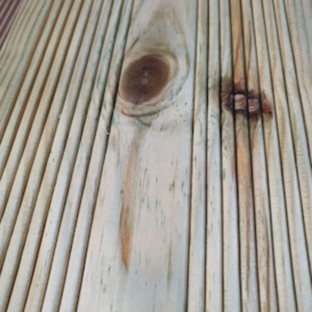 I piccoli nodi nel legno di conifera impregnato fanno parte del prodotto!